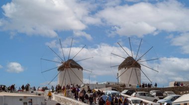 MYKONOS, GREECE - 19 Ekim 2024: Mykonos Yunanistan Yel Değirmenleri