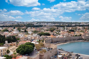 RHODES, GREECE - 20 Ekim 2024: Rhodes, UNESCO 'nun Dünya Mirası Alanı, antik kalıntılar, ortaçağ kaleleri ve güneşten sırılsıklam olmuş plajlar, yıl boyunca ziyaretçileri cezbediyor..