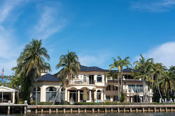 Fort Lauderdale, Florida 'daki Kanal' da 27 Ocak 2025 tarihli FLORIDA Kalesi