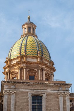 PALERMO, İtalya - 24 Ekim 2024: Palermo İtalya 'daki San Giuseppe dei Teatin Kilisesi' nin yeşil ve sarı kubbesi
