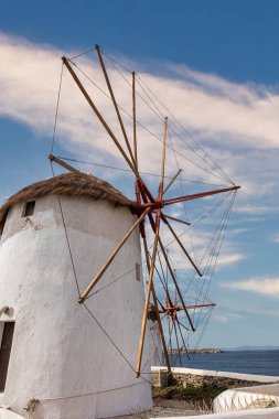 MYKONOS, GREECE - 19 Ekim 2024: Mykonos Yunanistan Yel Değirmenleri