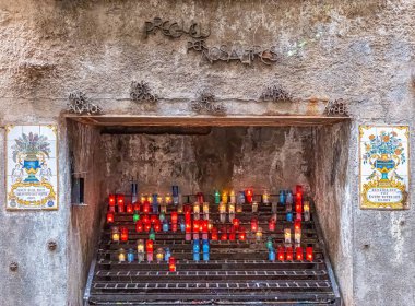 MONTSERRAT, İspanya - 28 Ekim 2024: Santa Maria de Montserrat Manastırı Bazilikası 'nın içi