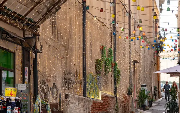 PALERMO, İtalya - 24 Ekim 2024 Palermo İtalya 'da sokak ışıklarıyla süslenmiş