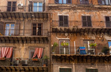 PALERMO, İtalya - 24 Ekim 2024: Palermo İtalya 'daki Eski Daire
