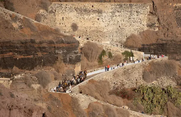 SANTORINI, GREECE - 23 Ekim 2024: Santorini Yunanistan 'daki Karavolades Merdivenleri
