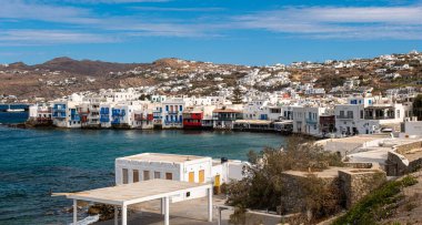 MYKONOS, GREECE - 19 Ekim 2024: Mykonos Yunanistan Çevresindeki Renkli Binalar