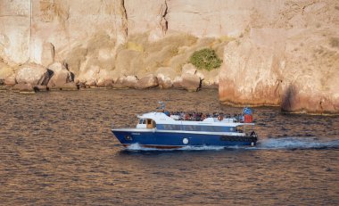 SANTORINI, GREECE - 23 Ekim 2024: Santorini Yunanistan 'da bir tur teknesi