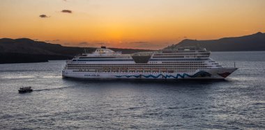 SANTORINI, GREECE - 23 Ekim 2024: Aida Blu Gemi Santorini Yunanistan 'da