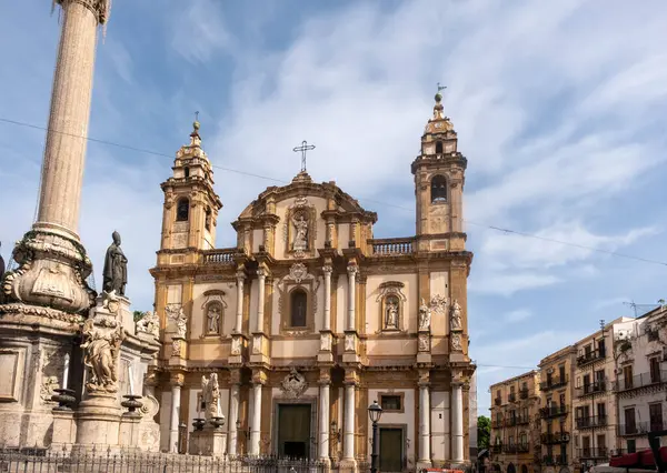 PALERMO, ITALY - 24 Ekim 2024: Palermo, tarihi bir liman kenti, çarpıcı mimarisi, canlı pazarları ve zengin kültürel mirasıyla ünlü, dünyanın dört bir yanından ziyaretçiler çekiyor..