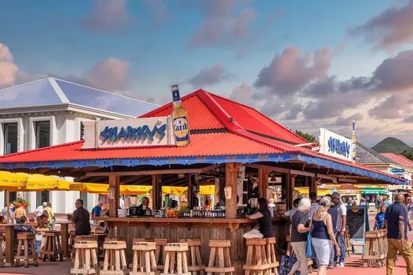 PHILIPSBURG, ST MAARTEN - 2 Şubat 2025: Philipsburg St Maarten 'deki Sharkys Bar