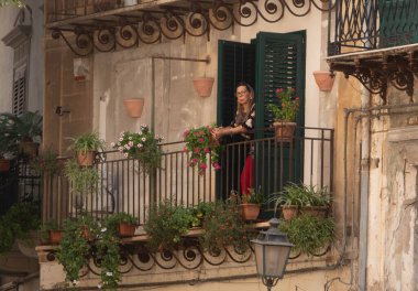 PALERMO, İtalya - 24 Ekim 2024: Palermo İtalya 'da Balkonda Kadın