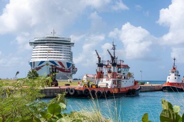 PHILIPSBURG, ST MAARTEN - 2 Şubat 2025: P ve O Iona Cruise Ship, Philipsburg St Maarten