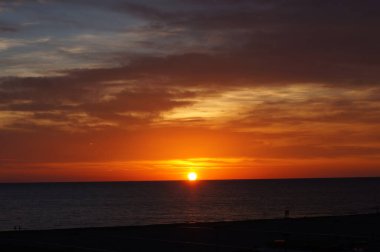 Letonya, Jurmala 'da günbatımının fotoğrafı. Deniz kıyısında akşam.