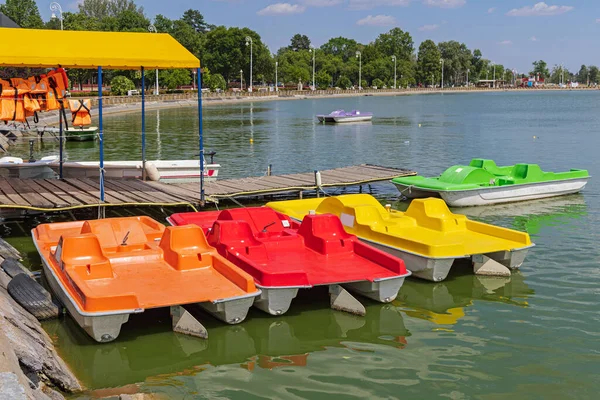 Kleur Pedaal Boten Calm Lake Water Zomervakantie — Stockfoto