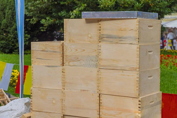 Yeni Tahta Arı Kovanı Kutusu Yığını Arı Koruyucu Ekipmanı — Stok fotoğraf