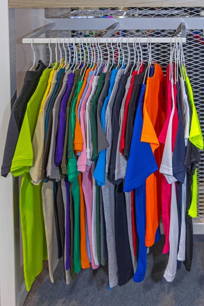 Çok Renkli Yeni Pamuk Gömlekler Tırabzanda Asılı — Stok fotoğraf