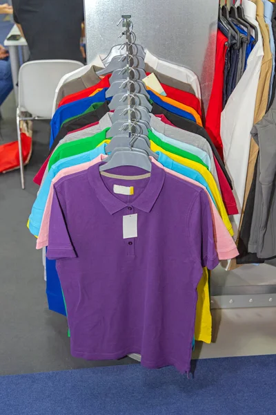 Colorato Viola Cotone Shirt Appesa Railing Con Etichetta — Foto Stock
