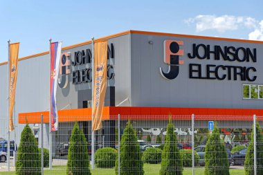 Nis, Sırbistan - 04 Ağustos 2022: Nis Havalimanı yakınlarındaki Otomobil Parçaları Üreticisi Johnson Elektrik Fabrikası.