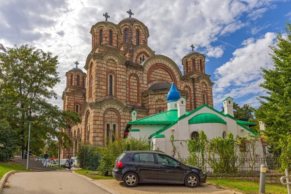 セルビア ベオグラード 2022年10月1日 セルビア教会聖マルコ教会とロシア正教会が首都タスマダン公園で一緒に秋 — ストック写真
