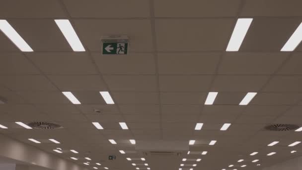 New Ceiling Led Lighting Empty Large Retail Store Space Tilt — 비디오