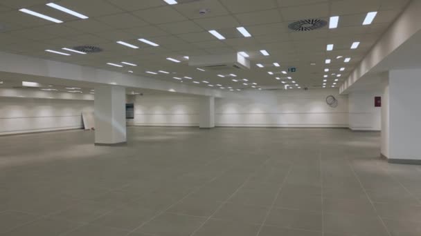 新的空置大型购物商场空间盘 — 图库视频影像