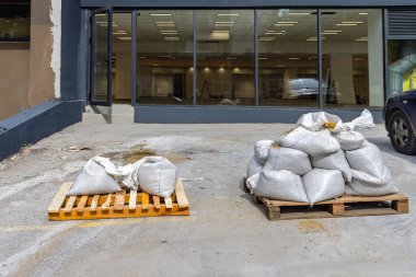 Tahta Paletler 'de bir sürü kum torbası