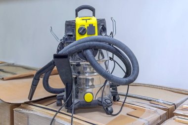 Büyük Endüstriyel Elektrikli Süpürge Atölyesinde