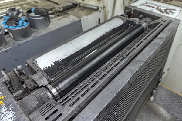 オフセット印刷機のブラックプリントインクローラー — ストック写真