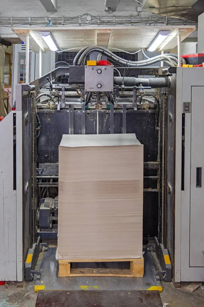 オフセット印刷機における板紙のパレットのロード — ストック写真