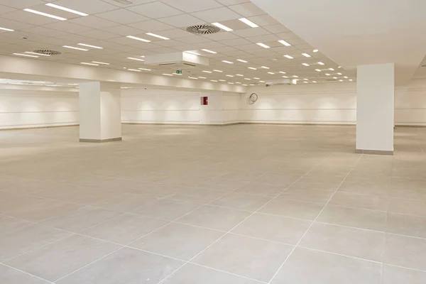 新的空置大型零售店空间清洁楼面 — 图库照片