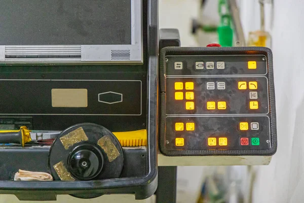 情報付きのマシンコントロールパネル黄色のランプボタン — ストック写真