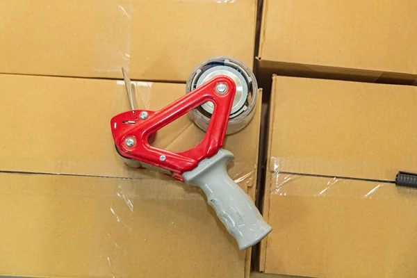 Verpakking Tape Gun Dispenser Apparaat Bij Kartonnen Dozen Pakhuis — Stockfoto
