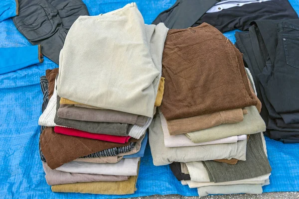 Hromada Manšestrových Sametových Kalhot Oblečení Bleším Trhu — Stock fotografie