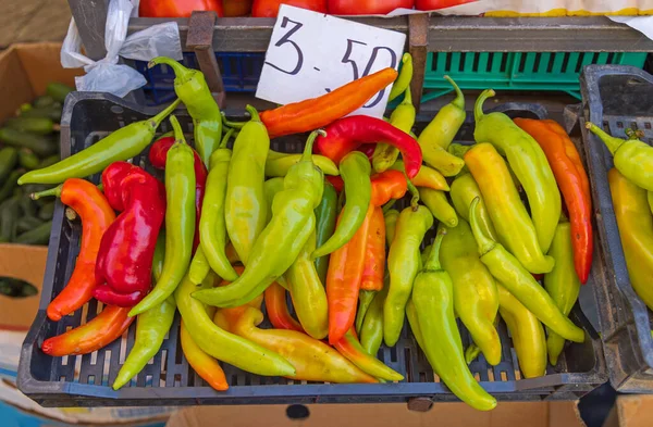 Scharfe Grüne Chilischote Kiste Bauernmarktstand — Stockfoto
