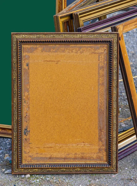 Lege Oude Gebruikte Gouden Kunst Fotolijsten Antiekmarkt — Stockfoto