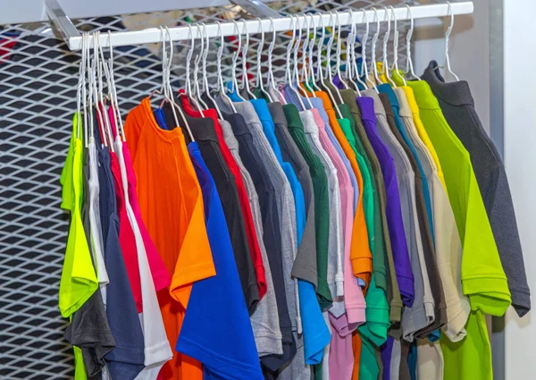 Yeni Pamuk Gömlekler Çok Renkli Karışımlar Tırabzanda Asılı — Stok fotoğraf