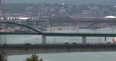 Nehir üzerindeki Üç Köprü Sava Başkenti Belgrad 'da trafik