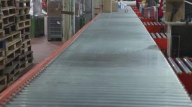 Taşıyıcı Kayışlı Posta Deposunda Paketler Taranıyor