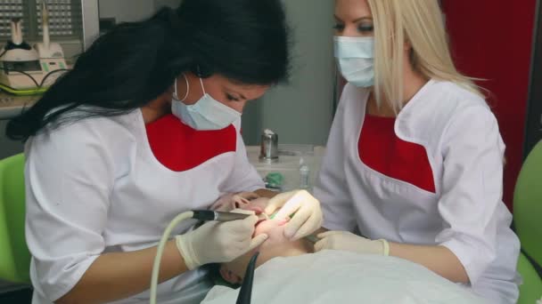 Lekarz Dentysta Pielęgniarka Pacjent Gabinecie Ortodonty — Wideo stockowe
