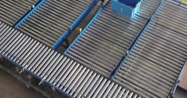 Dağıtım Deposu Üst Görünümünde Parçalı Plastik Sandıklar