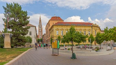 Szeged, Macaristan - 30 Temmuz 2022: Yaz Öğleden Sonra Şehir Merkezi 'nde Arpad Meydanı Açık Oyun Alanı.