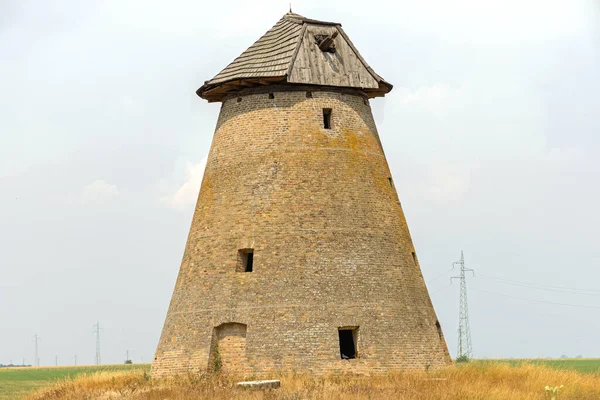 2022年7月30日 セルビア メレンツィ ヴォイヴォディナ州の村メレンツィ付近の古い風車構造物を廃止 — ストック写真