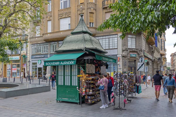 ブダペスト ハンガリー 2022年7月31日 伝統的なスタイルの緑のお土産でショッピング Kiosk Vaci Street Capital City Centre — ストック写真