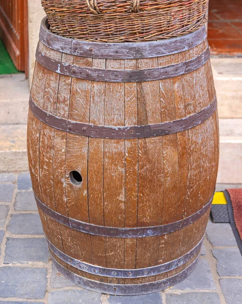 Old Brown Oak Wood Barrel Στην Οδό — Φωτογραφία Αρχείου