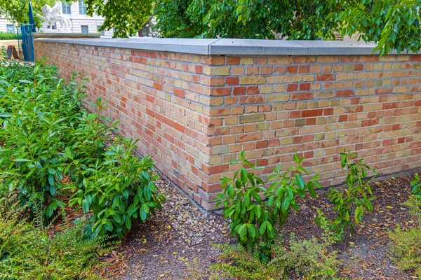 Brick Wall Corner Élément Architectural Dans Jardin — Photo