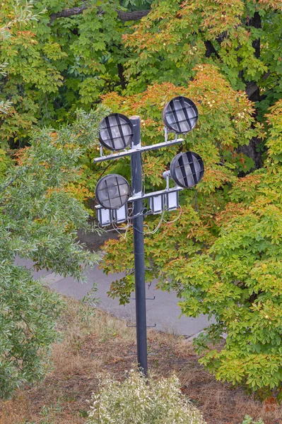 Cuatro Reflectores Eléctricos Lámparas Poste Ligero Día Del Parque Ciudad —  Fotos de Stock