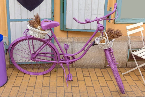 Пурпурный Велосипед Лавандовыми Растениями Корзинах Припаркован Перед Магазином — стоковое фото