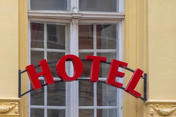 Vermelho Hotel Sinal Frente Janela — Fotografia de Stock