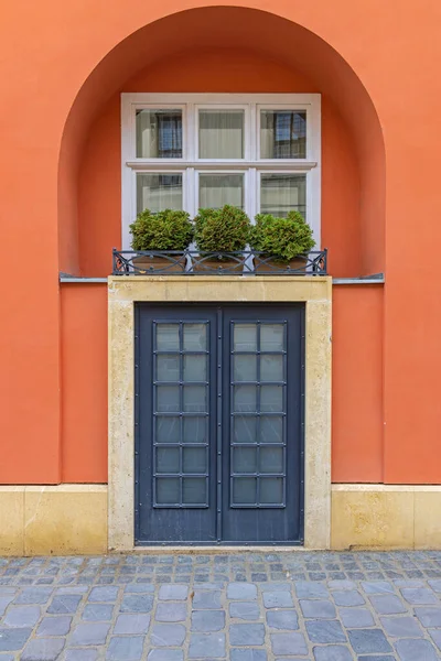 Stängda Dubbla Dörrar Båge Fönster Med Krukväxter Terracotta Building — Stockfoto