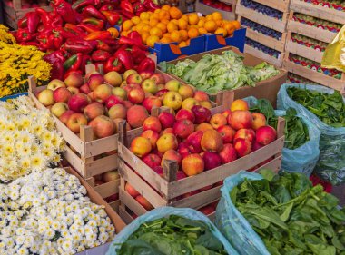Organik Meyveler ve Sebzeler Çiftçi Marketinde Taze Çiçekler